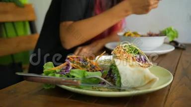 素食包装蔬菜菜肴特写和年轻女孩享受美味的晚<strong>餐</strong>在素食<strong>餐</strong>厅。 <strong>高清</strong>。 泰国。